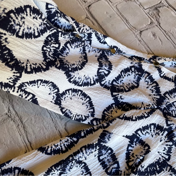 JM Collection XS Blouse Top Blue & White Sleeve Cut Outs NEW
New without tags - Picture 5 of 11